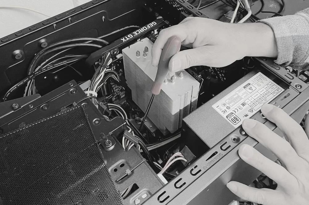 東京・中野の自社ラボでゲーミングPCを整備するスタッフ